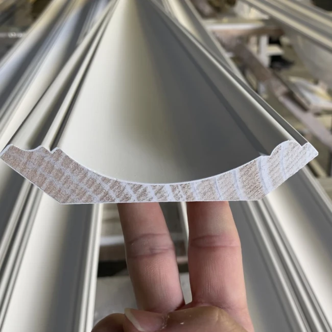 Molduras de techo de madera con imprimación blanca de primer nivel para techo