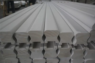 Piezas de escalera de madera Balaustres Pasamanos Contrahuellas Tablero de falda Cuerda interior y exterior