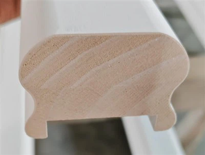La escalera de madera del gran valor parte el pasamano de madera para la decoración