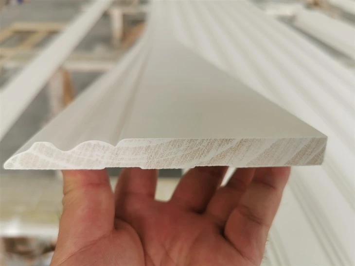 Tablero base de molduras de madera con imprimación blanca