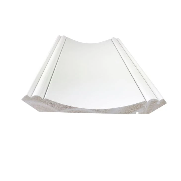 Moldura de techo de madera pintada de blanco